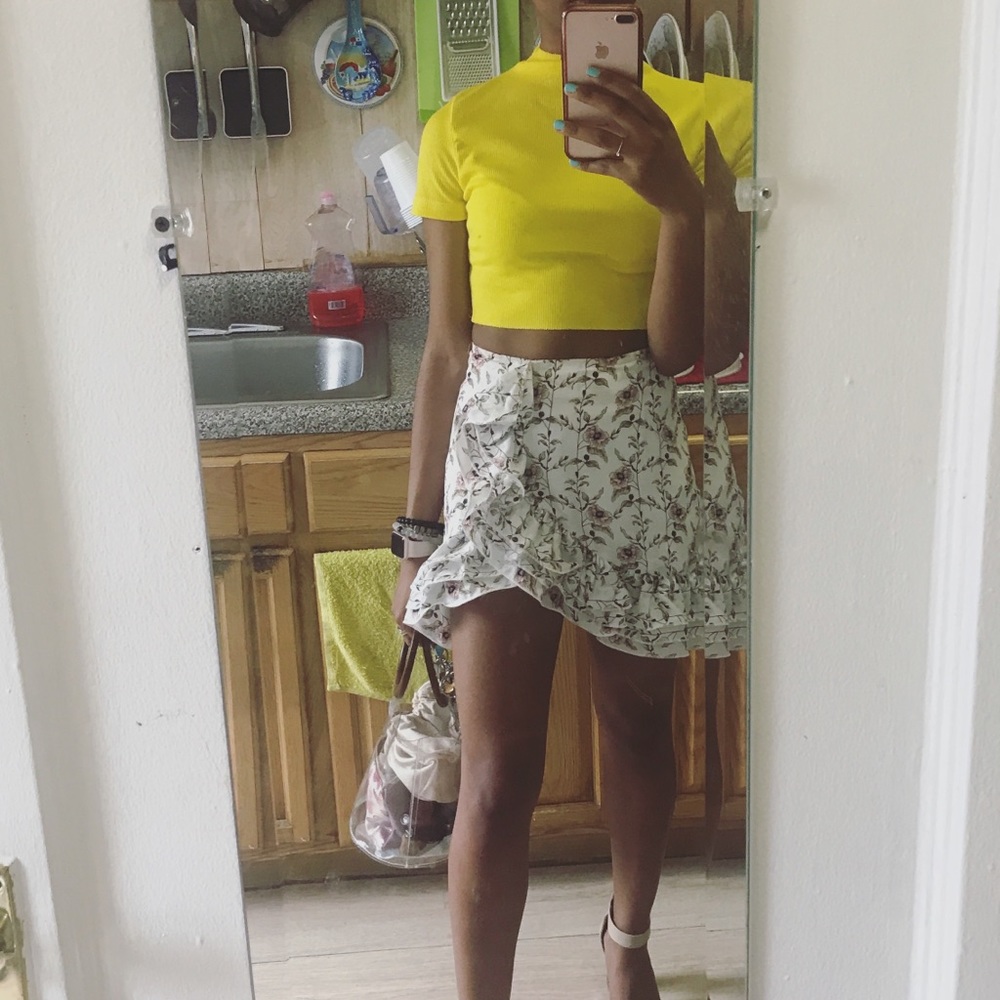 Floral white mini skirt with ruffle details